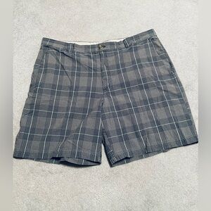 Columbia men’s shorts. 100% cotton. Size 42, gray plaids.